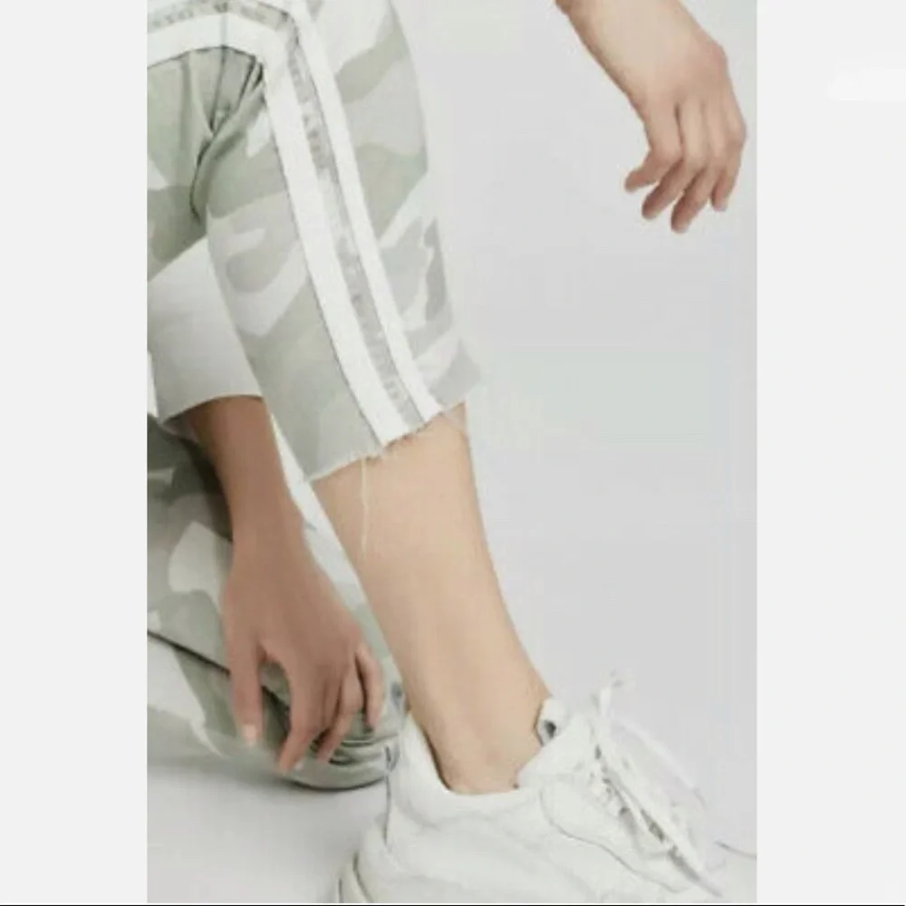 MOTHER THE SHAKER CHOP CROP FRAY Linen Blend Desert Print Camo Jeans Pan… - Picture 3 of 16